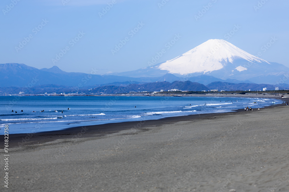 富士山の冠雪（鵠沼海岸）