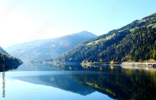 Ultental bei Meran in Südtirol, Italien, Europa, Zoggler Stausee im Herbst bei schönem Wetter, mit Blick auf den Seeweg mit Holzbrücke, die hintere Tallandschaft und das Bergpanorama	