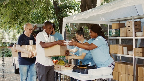 Fotografie Needy individuals are provided with meal boxes and canned goods by dedicated volunteers