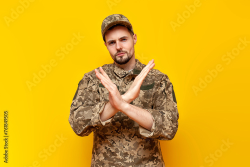 Billede på lærred young Ukrainian army soldier in camouflage uniform pixel prohibits and refuses o
