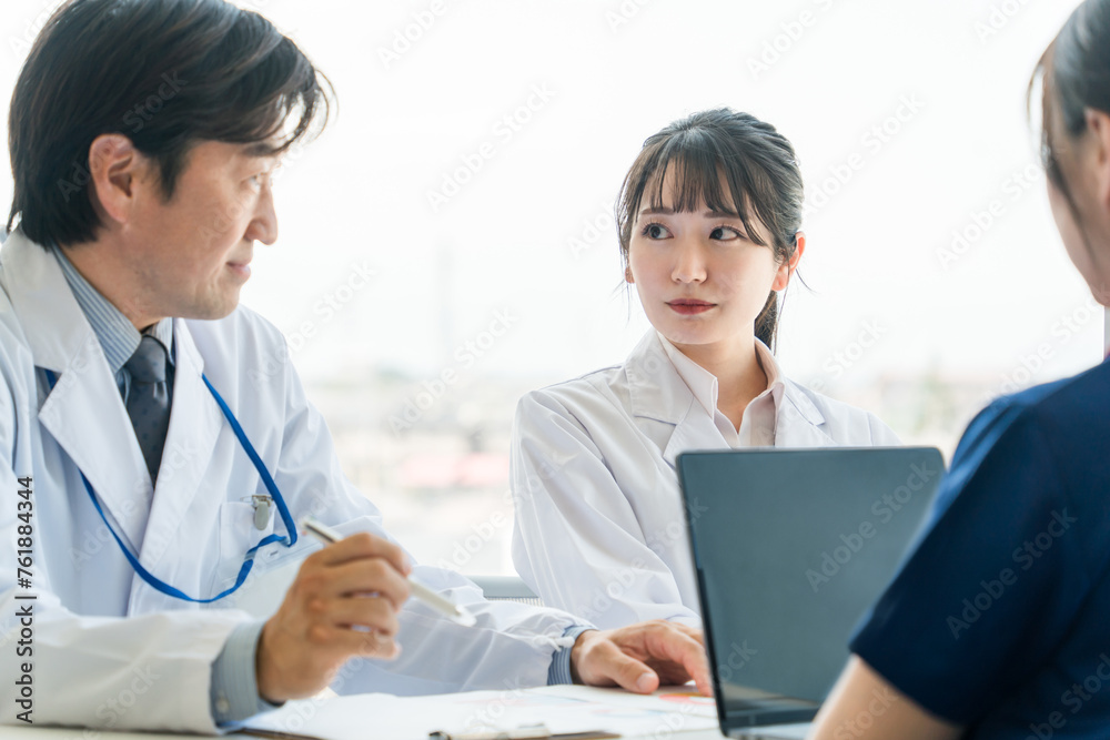 医局のカンファレンスで男性医師の話を聞く女性医師(教授・助手)
医局のカンファレンスで男性医師の話を聞く女性医師(教授・助手)