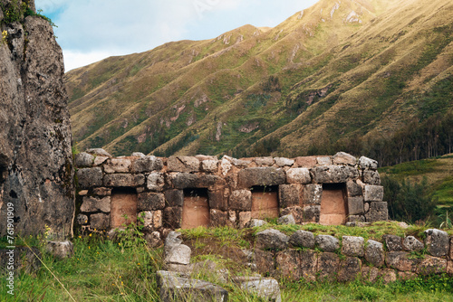 ruinas incaicas del sitio arqueológico puka pukara en Cusco, Peru photo