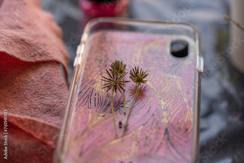 funda protectora para celular con plantitas silvestres y textura rosada photo