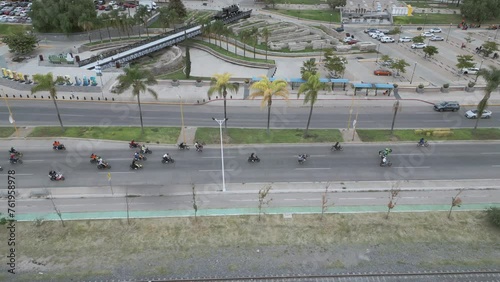 Vista aérea de un grupo de motociclistas corriendo y haciendo trucos y acrobacias. Muchas motocicletas en avenida principal. En Aguascalientes, Av. Gómez Morín. Junto a Plaza de las Tres Centurias. photo