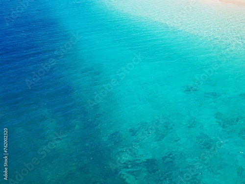 ニューカレドニアのウベア島のムリ橋付近の海面（水面）