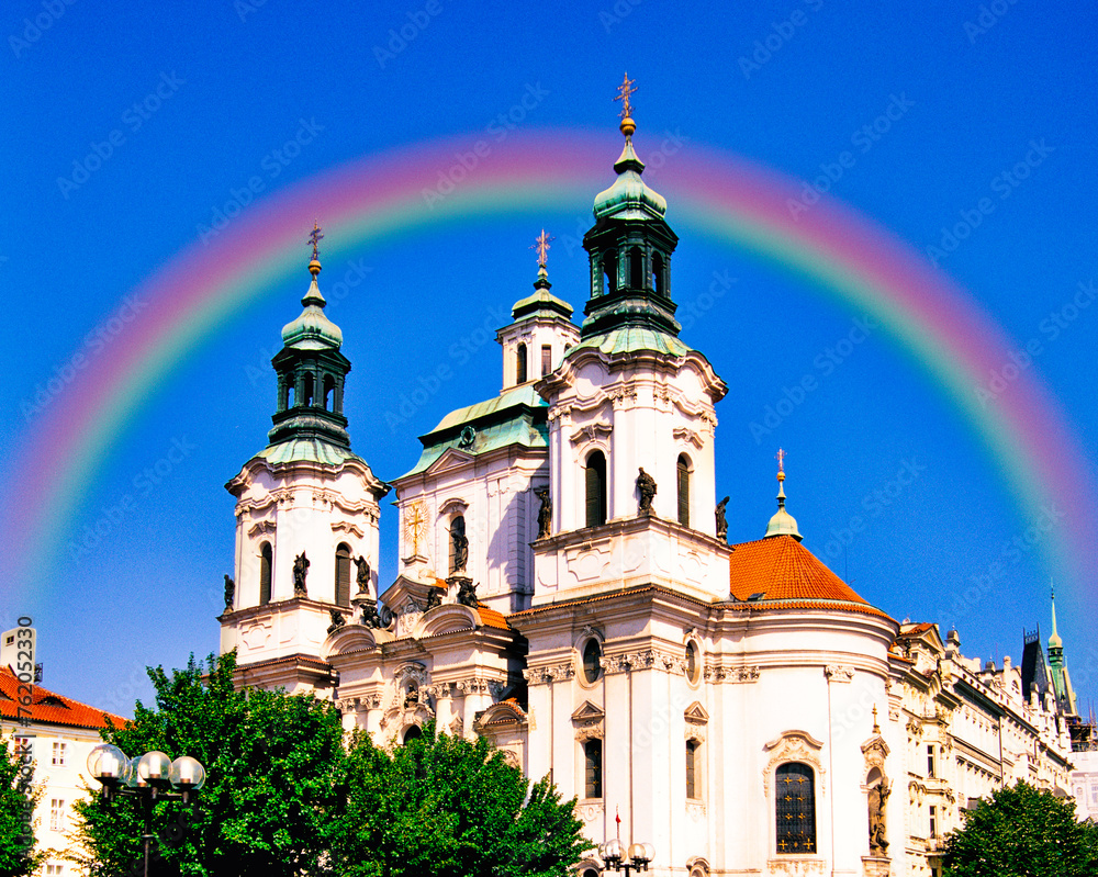 プラハの聖ミクラーシュ教会にかかる虹