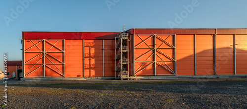 Massive storage hall in the seaport © Mike Mareen