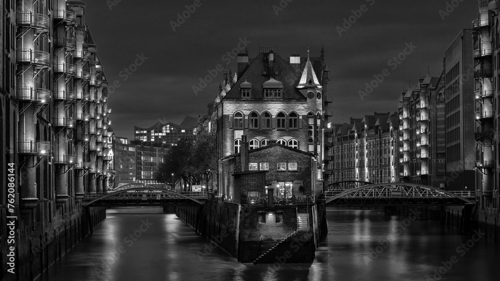 Fototapeta premium Hamburger Speicherstadt - Wasserschloss