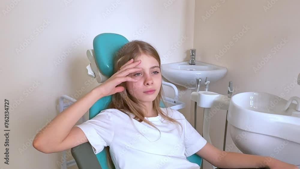 Teenage girl sitting in dentist's chair, smiling, side view, portrait, cut out Teenage girl sitting in dentist's chair, smiling, side view, portrait, cut out