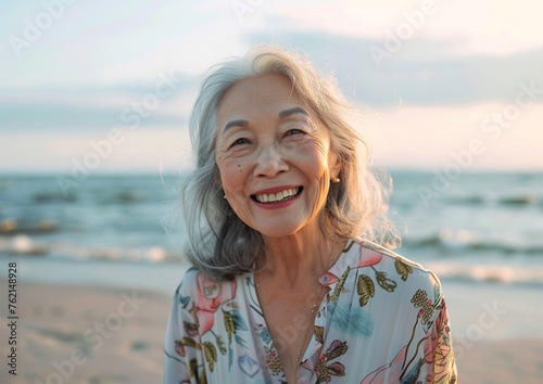 해변에서 웃고 행복한 아시아 노인 여성