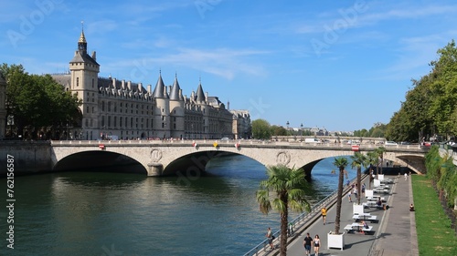 Vue sur le fleuve de la Seine, la voie Georges Pompidou, le Pont au Change et la Conciergerie (Palais de Justice) sur l’île de la Cité, dans la ville de Paris (France)