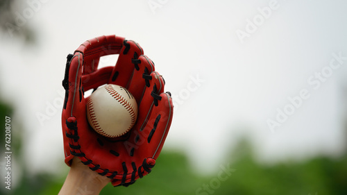 Foto Hand in baseball glove catching a ball in the air