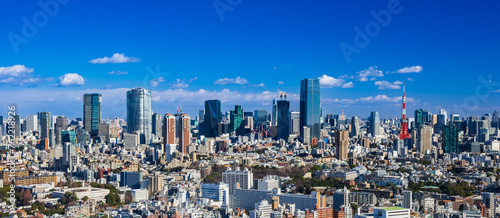 青空と東京都市風景 ワイド