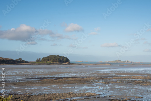 Joli paysage de mer sur la baie de Paimpol - Bretagne France photo