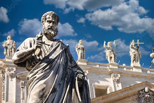 Obraz na płótnie Statue of Saint Peter holding a key in Vatican, Rome, Italy w salonie