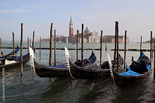 Gondoles amarrées en face de la basilique San Giorgio Maggiore et son campanile