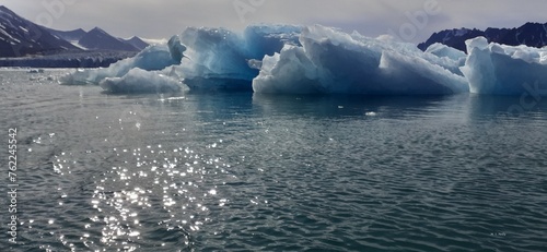 iceberg du Spitzberg. glace bleutée, sérénité, dépaysement, voyage 