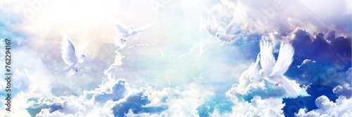 天国のような雲海の中を４羽の白い鳩が舞うファンタジー背景ワイドサイズイラスト © NORIMA