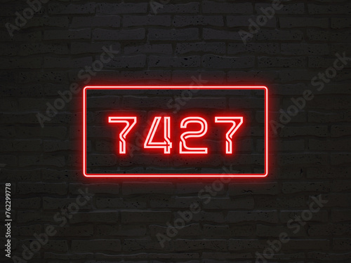 7427年のネオン文字