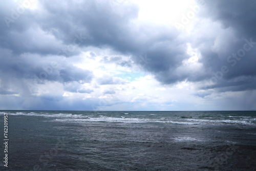 雲に覆われる日本海