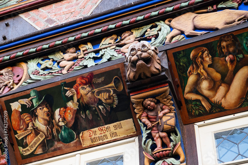 Kunstvolle Details am Knochenhauer Amtshaus am historischen Marktlatz von Hildesheim photo