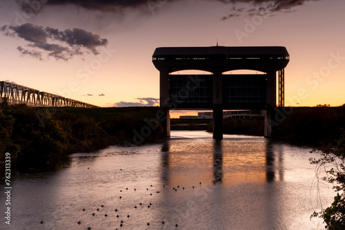 埼玉県朝霞市のさくらそう水門と鴨川の夕方の風景 © officeU1
