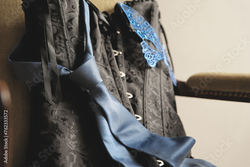 Konstfotografi Lingerie pour femme, corset, cravate et masque
