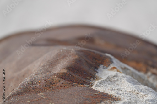 rostige Oberfläche eines am Strand angespülten Metall-Fasses