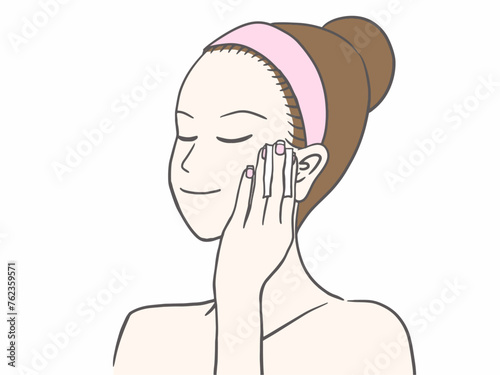 コットンで化粧水をつけている女性