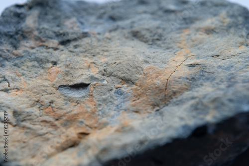 Oberfläche eines grau-braunen und glatten Steins