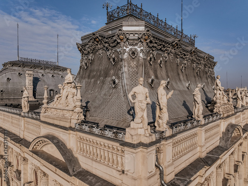 figury na dachu Pałacu