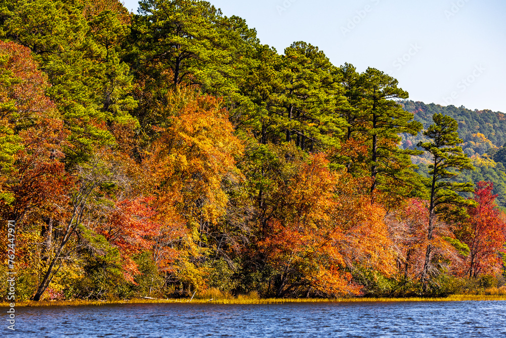 Obraz premium Beautiful autumn scenery at Cove Lake.