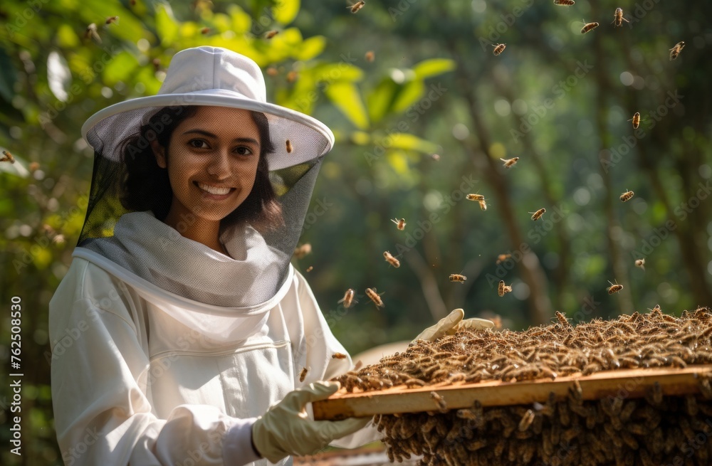 Obraz premium Passionate Beekeeper: Woman Enjoying Apiculture