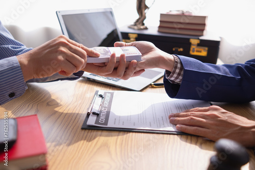 Photos The concept of defendants in serious cases bribing officials involved in court decisions to change the course of case by giving bribes to facilitate the Lawyer team and prosecutors