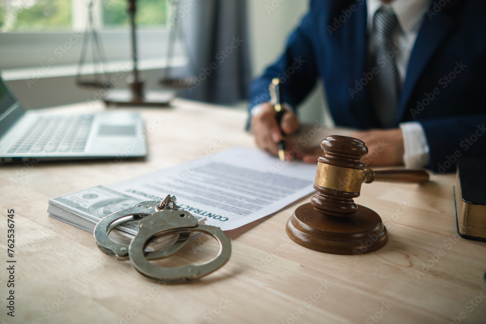 The concept of defendants in serious cases bribing officials involved in court decisions to change the course of case by giving bribes to facilitate the Lawyer team and prosecutors. bribery concept The concept of defendants in serious cases bribing officials involved in court decisions to change the course of case by giving bribes to facilitate the Lawyer team and prosecutors. bribery concept