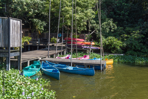 Botes en muelle de la reserva de Nanciyaga, Veracruz, México