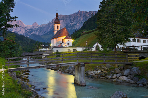 Kirche in Ramsau, Ramsauer Ache, Berchtesgadener Land, Bayern, Deutschland