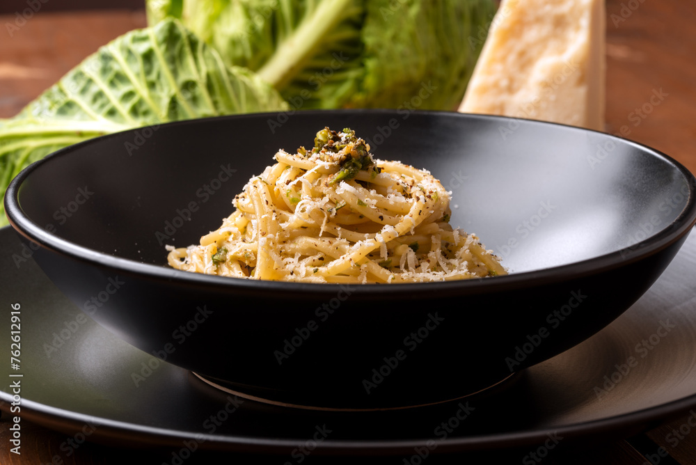 Piatto di deliziosi spaghetti conditi con cavolo verza e pecorino, pasta italiana Piatto di deliziosi spaghetti conditi con cavolo verza e pecorino, pasta italiana