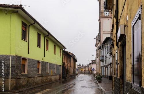 Fototapeta Naklejka Na Ścianę i Meble -  Empty street with historic buildings in a small Italian village on a rainy day