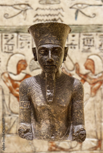 Klasyczna, tajemnicza egipska rzeźba, posąg na tle hieroglifów. Dekoracja. © YOUR SHOT
