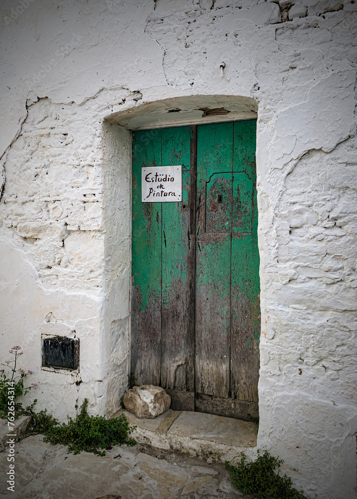 puertas paisajístico antiguo de pueblos de interior