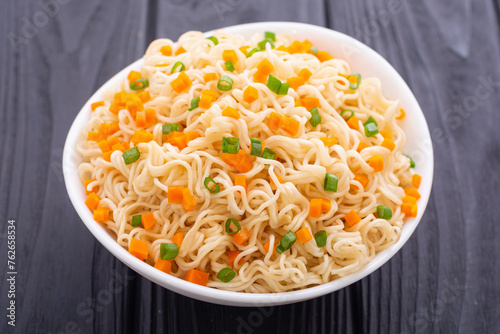 Instant noodles with carrot and green onion