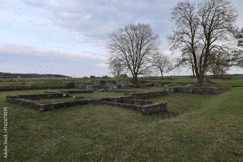 Blick auf die Reste eines ehemaligen R  merkastells in Neustadt an der Donau