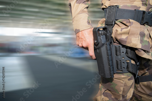 Forças de segurança, detalhe de policial fardado com a mão no coldre  © Hermes Bezerra 