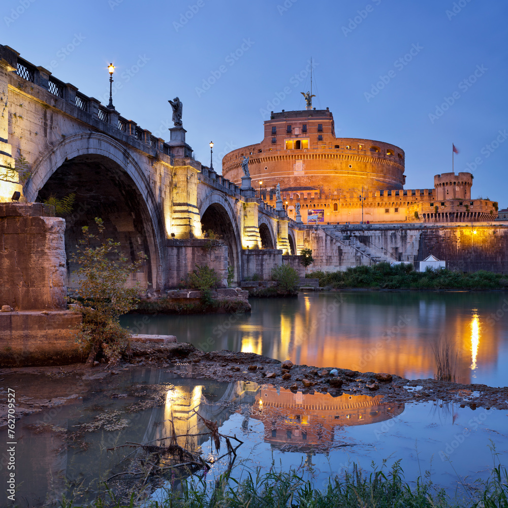 Castel Sant'Angelo; Engelsbrücke; Engelsburg;  Ponte Sant'Angelo; Tiber, Rom, Lazio, Italien - obrazy, fototapety, plakaty 