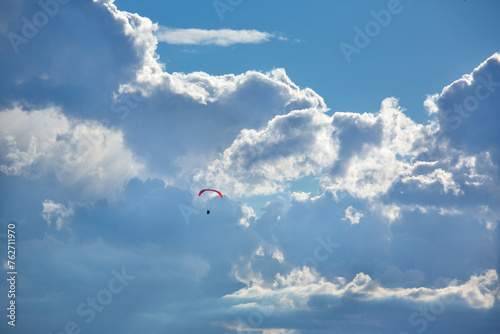 雲を背景に飛ぶパラグライダー