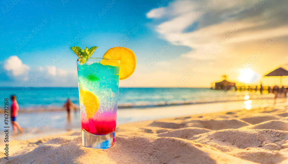 Cocktail am Strand mit Meer im Hintergrund Cocktail am Strand mit Meer im Hintergrund