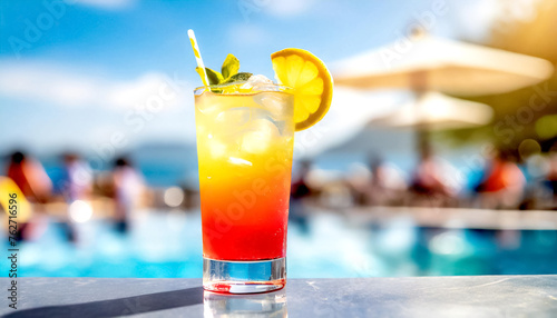 Cocktail am Beckenrand im Hintergrund in Pool  © Sina Ettmer