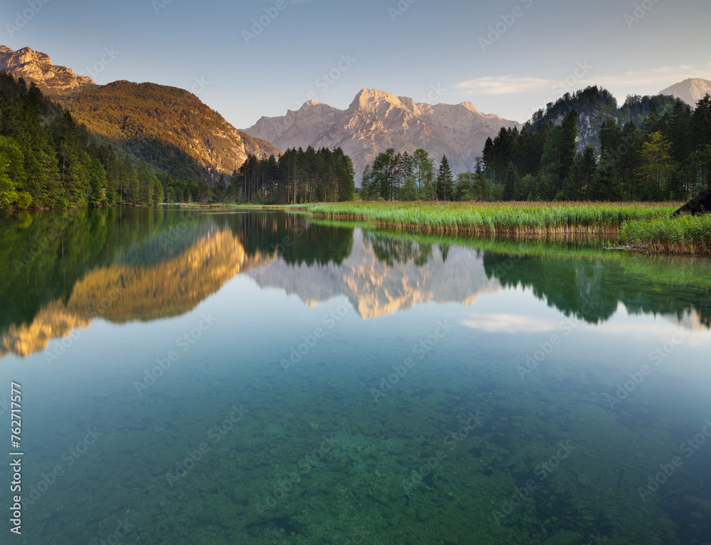 Naklejka premium Blick vom Almsee auf das Tote Gebirge, Almtal, nördliche Kalkalpen, Oberösterreich, Österreich