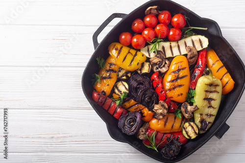 Fotografia Colorful grilled vegetables on a pan barbecue